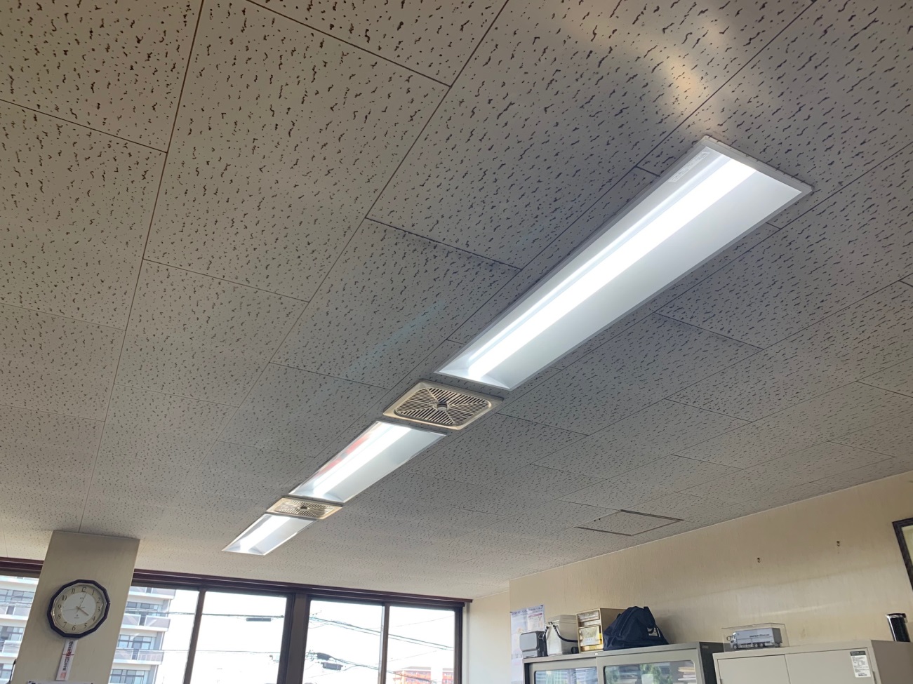 最適な材料 東芝 LED小形シーリングライト 直付け用 ON OFFセンサー 連動形 薄型 LED一体形 天井専用 白熱灯器具100Wクラス